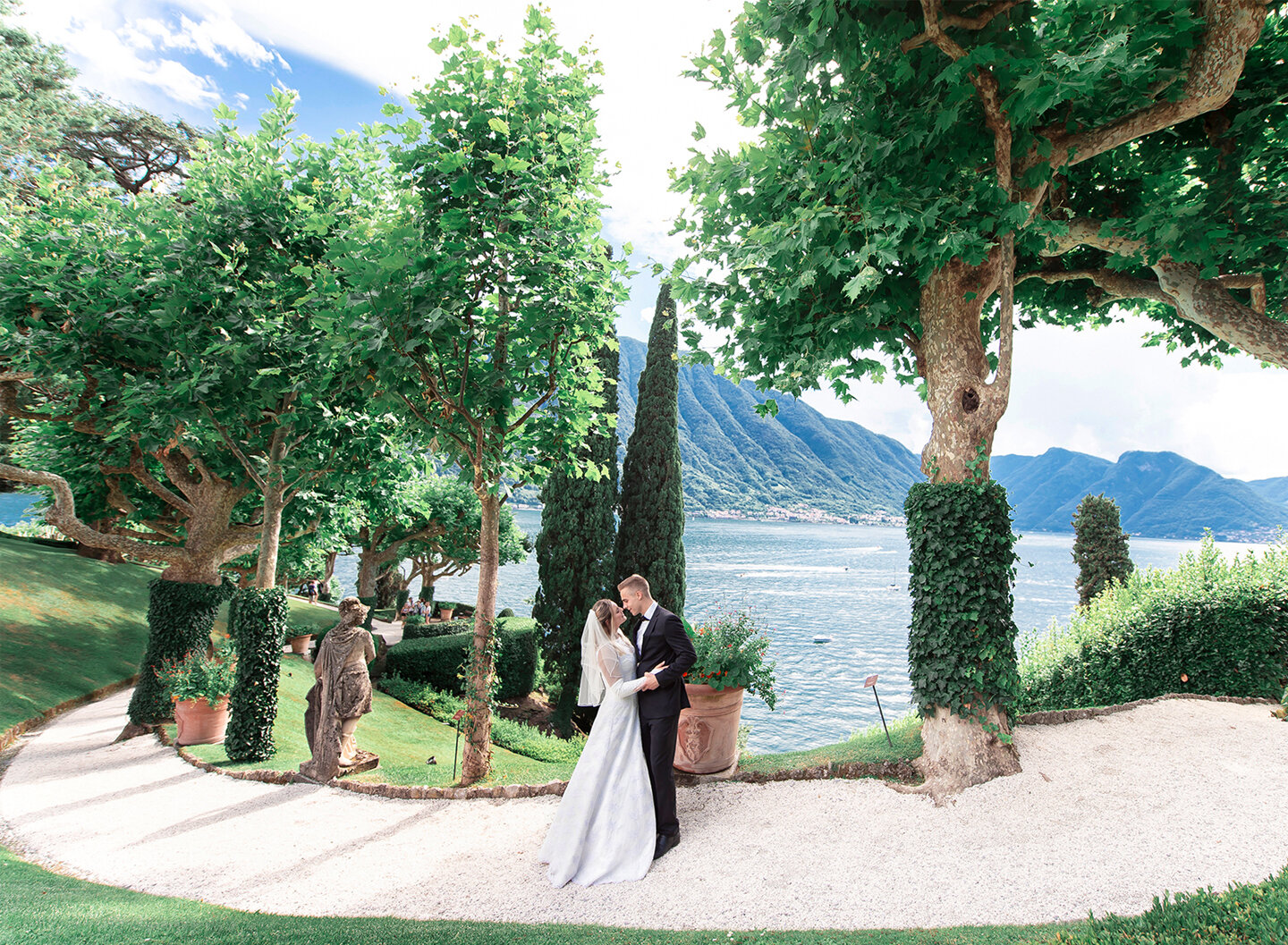 Bride and groom in Villa del Balbianello park