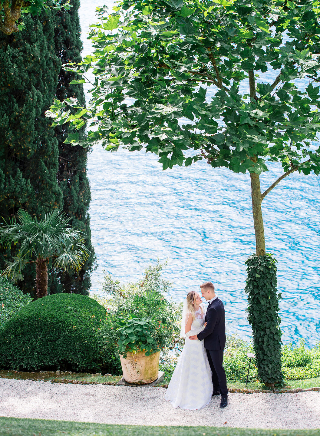 Villa del Balbianello wedding: the couple standing by the lake