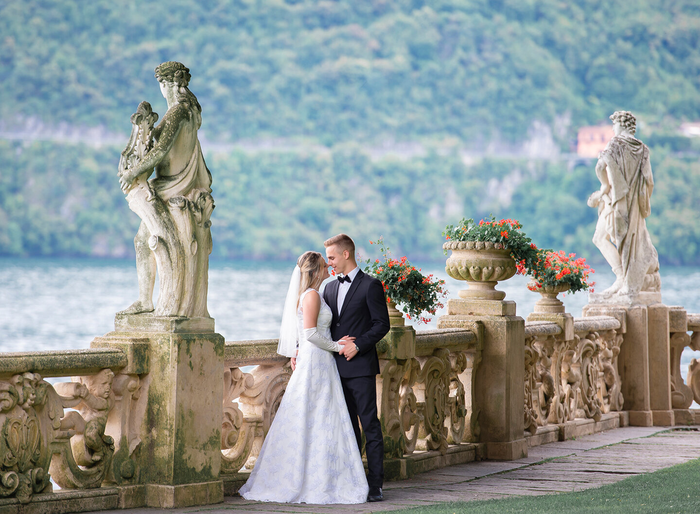 Villa del Balbianello wedding: couple on the terrace
