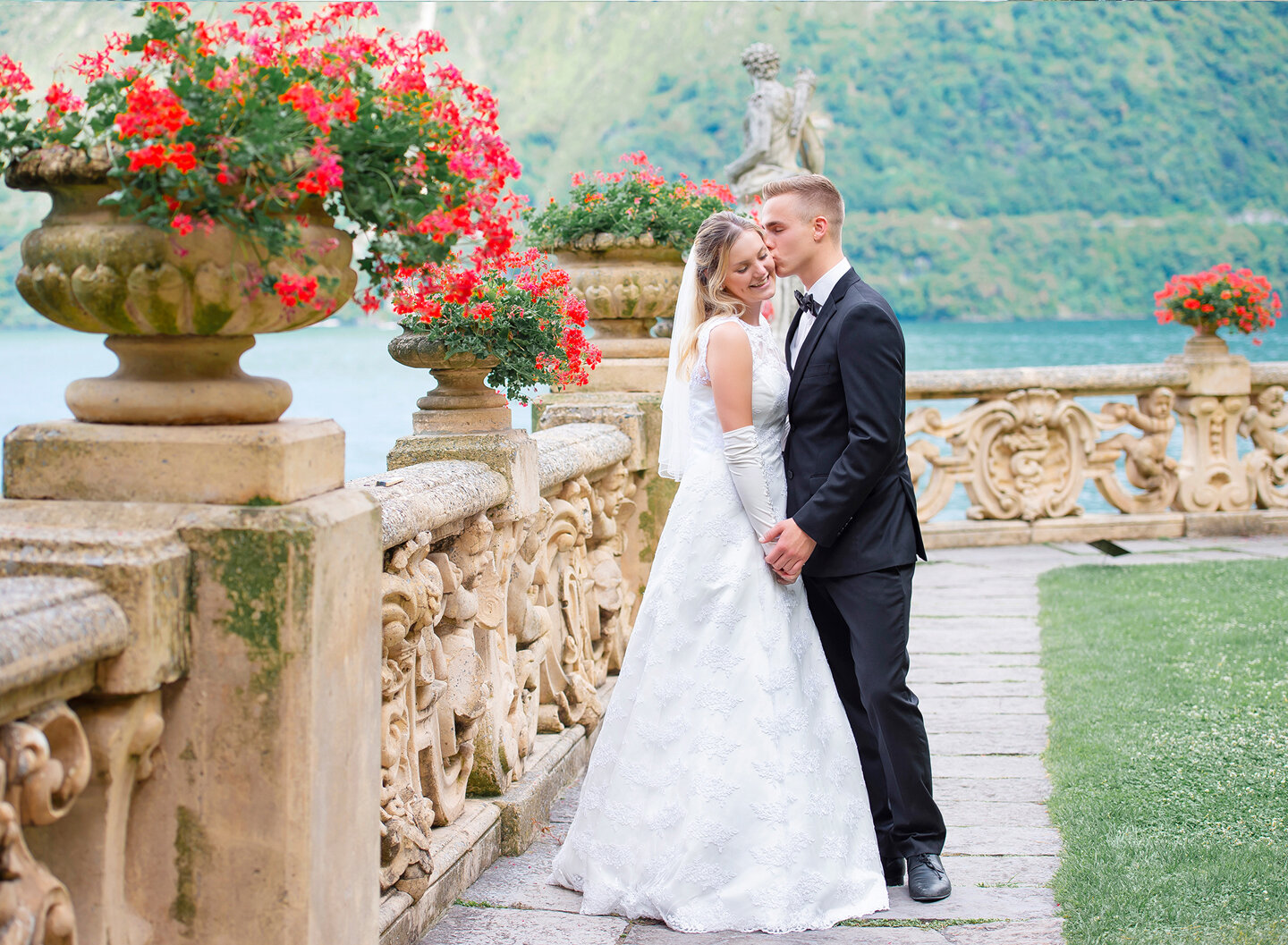 Lake Como elopement: bride, groom and terrace with red flowers