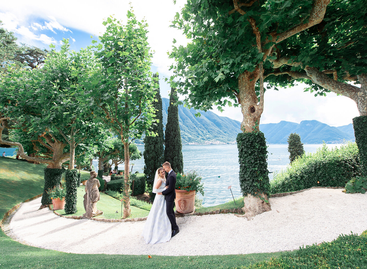 The couple in Villa del Balbianello garden
